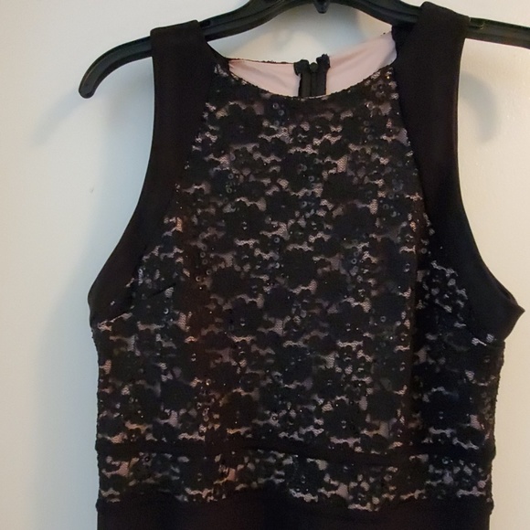 Black gown with detail - Picture 2 of 4